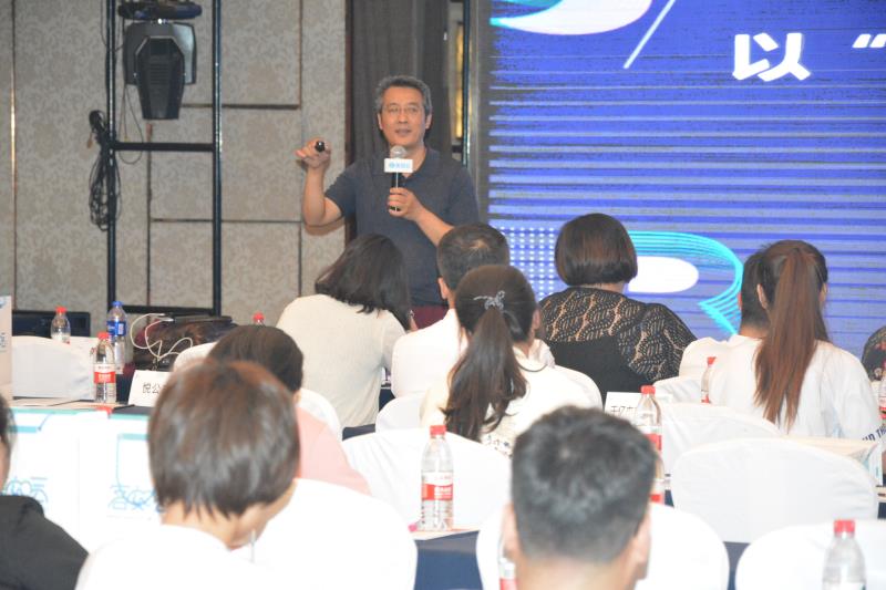 李維華博士受邀參加客如云新餐飲大會分享特許經(jīng)營